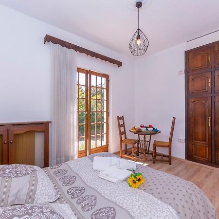 Villa Martine Au Bord Du Lac - Happy Rentals Cadrezzate Bagian luar foto