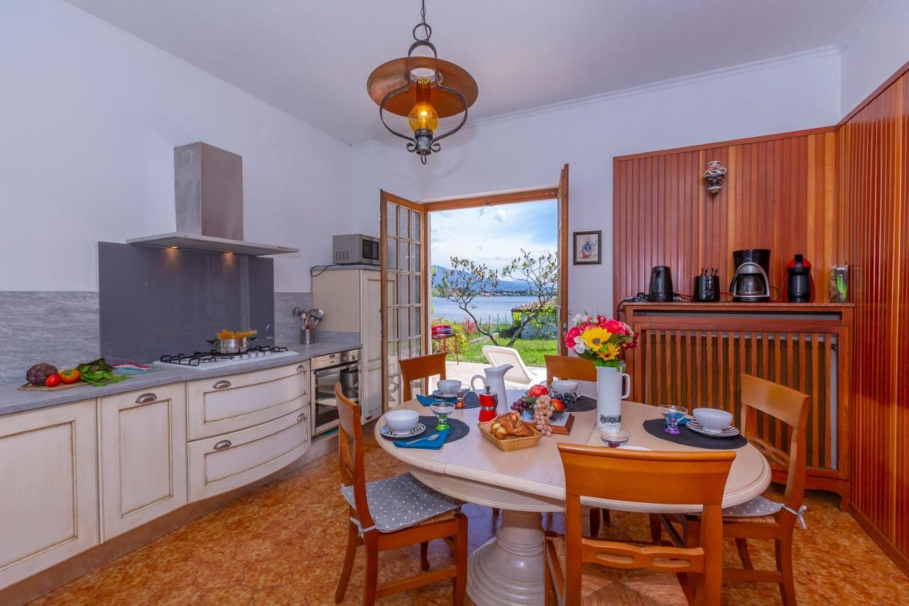 Villa Martine Au Bord Du Lac - Happy Rentals Cadrezzate Bagian luar foto