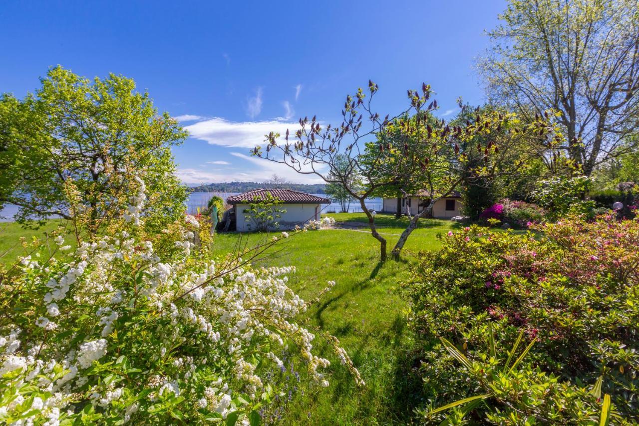 Villa Martine Au Bord Du Lac - Happy Rentals Cadrezzate Bagian luar foto