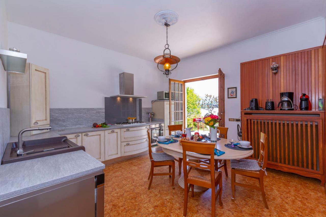 Villa Martine Au Bord Du Lac - Happy Rentals Cadrezzate Bagian luar foto