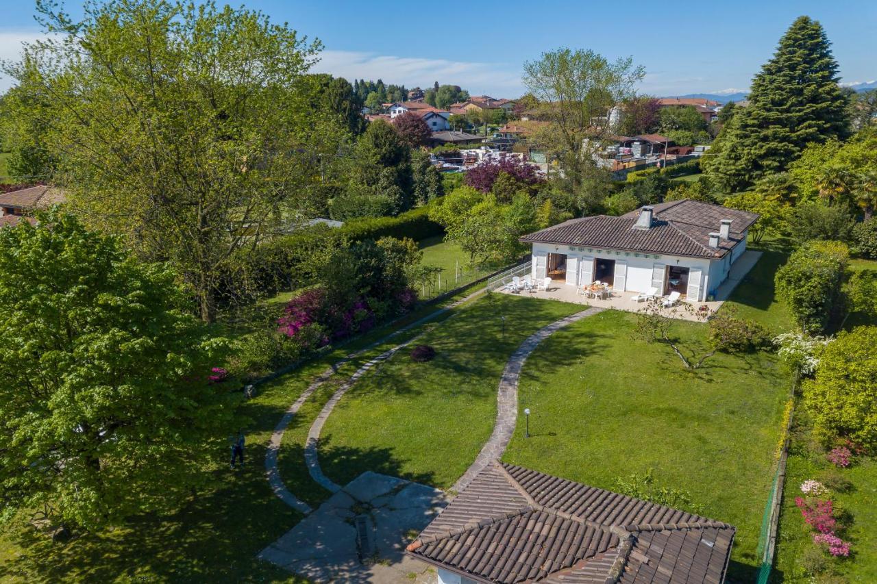 Villa Martine Au Bord Du Lac - Happy Rentals Cadrezzate Bagian luar foto